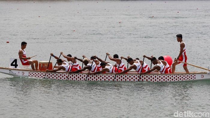 Tim Perahu Naga Putra Indonesia menyumbang perunggu untuk kategori TBR (Traditional Boat Race) jarak 500 meter di JSC Lake, Palembang Sumatera Selatan, Minggu (26/8). Indonesia mencatatkan waktu tercepatnya 2:15 yang dikalahkan oleh China dengan catatan waktu 2:11 dan Taiwan dengan catatan waktu 2:14.