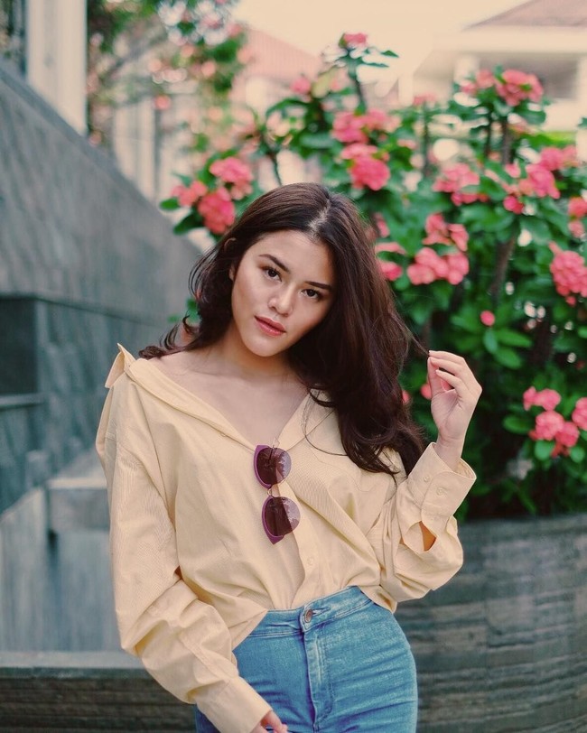 Pemilik akun @dinzadind ini kerap mengunggah berbagai aktivitas dirinya di Instagram, termasuk gaya busananya yang stylish.   Foto: Instagram @dinzadind