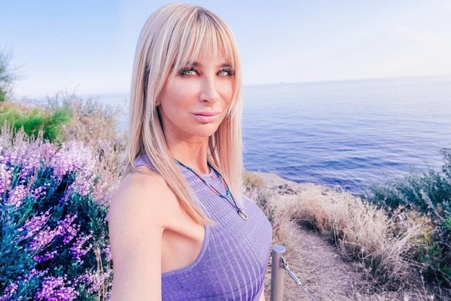 Perjalanan Cristiana ke berbagai daerah sering dipamerkan di Instagram-nya yang kemudian banyak menginspirasi sesama wanita. Ia membuktikan jika wanita bisa melakukan semuanya. Memungkinkan untuk bersenang-senang, pergi ke tempat yang cantik, memakai busana seksi dan stylish, makan makanan enak tapi tetap menghormati binatang, kata vegan tersebut.Foto: Instagram @blondemuse