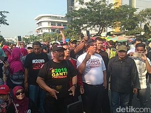 Peserta Deklarasi #2019 GantiPresiden Berdatangan di Tugu Pahlawan