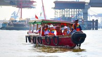 Saat menyusuri sungai dengan perahu, Basuki mengenakan helm pengaman proyek. Tak lupa, ia juga mengenakan pelampung. Pool/PUPR.