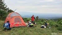 Inilah Tugu Gunung Sawal, lokasi kemping asyik di Ciamis. Perjuangan menuju ke sini tidak mudah, tapi sepadan dengan pemandangan yang akan traveler saksikan. (Dadang/detikTravel)
