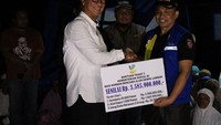 Agus juga menyerahkan bantuan Rp 3.585.900.000 kepada pemerintah NTB. Foto: dok. Kemensos