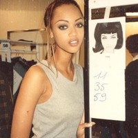 Begini tampilan Tyra Banks di awal karier dengan smokey eyes dan alis melengkung. Foto: Instagram @historyofoverplucking
