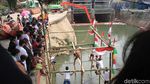 Serunya Lomba Pukul Bantal di Kali Ciliwung