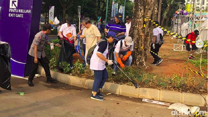 Sukseskan Maraton Asian Games, Menlu Pungut Sampah di GBK