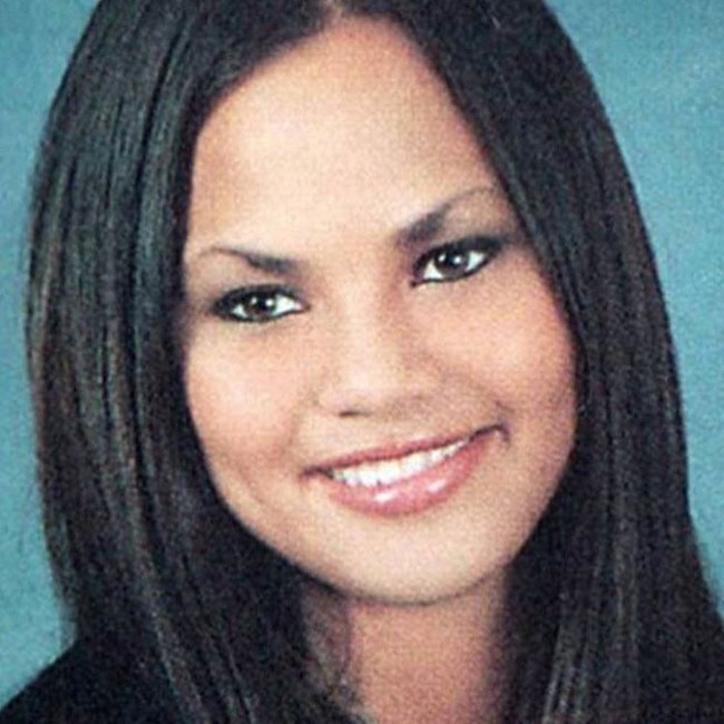 Dalam buku tahunannya, terlihat jika Chrissy Teigen juga sempat menerapkan alis super tipis. Wanita keturunan Thailand itu tampaknya mencabut alis bagian luar dan membuatnya meliuk seolah akan terbang. Foto: Instagram @historyofoverplucking