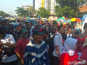 Dibubarkan, Massa #2019GantiPresiden Keliling Tugu Pahlawan