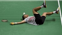 Momen pertandingan final bulu tangkis beregu Indonesia melawan China pun tak luput dari pembeciraan masyarakat. Perjuangan Anthony Sinisuka Ginting hingga cidera saat melawan Shi Yuqi pun membuat masyarakat masyarakat Indonesia terharu dan memberi semangat bagi Anthony. Pool/ANTARA FOTO/INASGOC/Puspa Perwitasari.