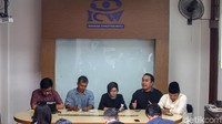 Para narasumber memaparkan pandangannga dalam diskusi Menakar Kinerja Pengawasan Pemilu 2019 di Sekretariat Indonesia Corruption Watch (ICW), Jakarta, Minggu (26/8/2018).