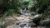 Di bawah lokasi perkemahan terdapat sungai kecil dengan air jernih, biasa digunakan wisatawan untuk mandi dan menggunakan air untuk keperluan memasak. (Dadang/detikTravel)