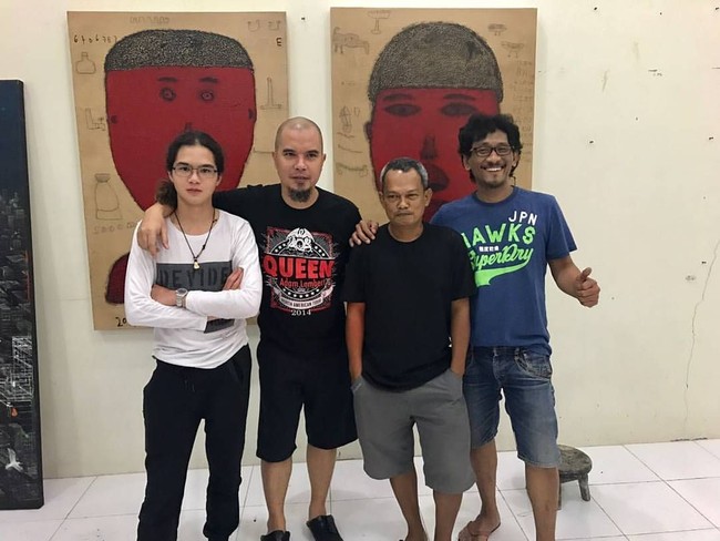 Kaus grup band Queen kembali jadi pilihan Dhani saat berfoto bersama putra bungsunya Dul, dari pernikahannya dengan Maia Estianty. Kali ini musisi yang pernah mengikuti Pilkada Kota Bekasi itu mengenakan kaus tur Adam Lambert x Queen. Foto: Dok. Facebook/Instagram Ahmad Dhani