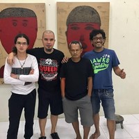 Kaus grup band Queen kembali jadi pilihan Dhani saat berfoto bersama putra bungsunya Dul, dari pernikahannya dengan Maia Estianty. Kali ini musisi yang pernah mengikuti Pilkada Kota Bekasi itu mengenakan kaus tur Adam Lambert x Queen. Foto: Dok. Facebook/Instagram Ahmad Dhani