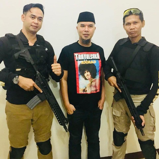 Kaus dengan tulisan dan gambar unik kembali sering terlihat dipakai oleh Ahmad Dhani saat dia mempromosikan sebuah agen perjalanan wisata yang mensponsori perjalanannya ke Yordania dan Yerusalem. Kaus dengan nama brand agen travel itu memiliki aneka gambar unik, seperti pria berambut kribo dengan tulisan Ahmad hingga deretan wanita berhijab. Foto: Dok. Facebook/Instagram Ahmad Dhani