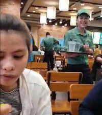 Minta Tambah Nasi, Wanita Ini Bawa Mikrofon Sendiri untuk Panggil Pelayan