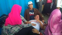Massa pendukung deklarasi #2019GantiPresiden di Tugu Pahlawan ada juga yang tumbang. Foto: Hilda/detikcom