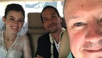 Kimberly Ryder menyempatkan foto bersama sang ayah dan Edward Akbar. Foto: Kimberly Ryder dan Edward Akbar (Instagram Nigel Ryder)