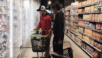 Berada di Paris, Jonatan bukannya sibuk jalan-jalan, ia justru lebih memilih belanja susu dan makanan lainnya di supermarket yang berada di sana. Foto: Instagram @jonatanchristieofficial