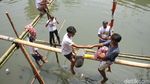 Serunya Lomba Pukul Bantal di Kali Ciliwung