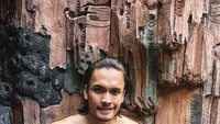 Bicara soal Randy Pangalila, pesona tubuhnya yang berortot tidak bisa diabaikan. Foto: Instagram/randpunk
