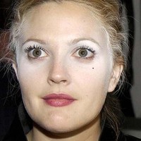 Selebriti pun tak terhindarkan dari makeup cemong. Makeup yang kurang dibaur dengan sempurna dan pengaruh pencahayaan membuat Drew Barrymore jadi seperti ini. Foto: Instagram @historyofoverplucking