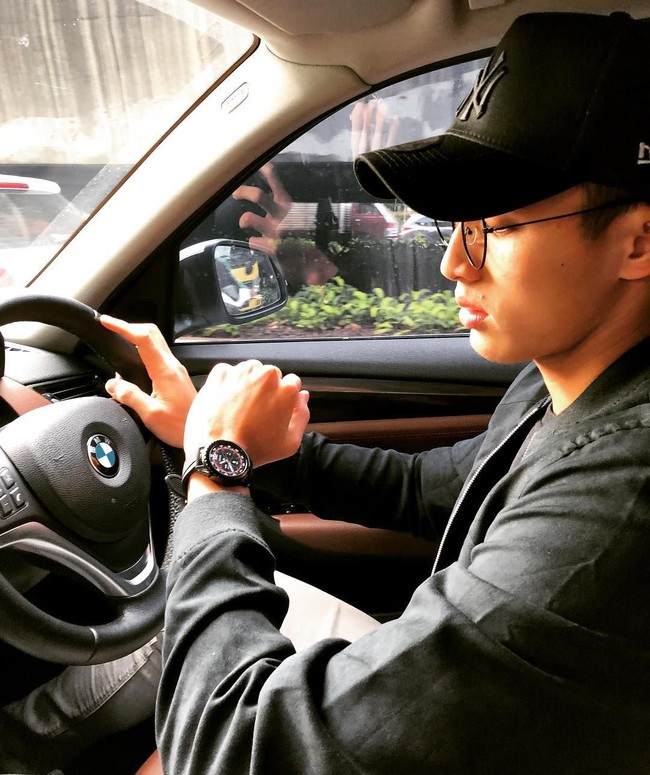 Punya wajah oriental, tampilan samping Jonatan Christie berikut bahkan sekilas terlihat seperti penyanyi China Kris Wu. Foto: Instagram @jonatanchristieofficial