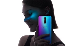 Oppo R17 Pro. Penampilan smartphone berbalut material logam ini terlihat mencolok berkat warna gradasinya. Handset ini hadir dalam dua varian warna. Foto: Oppo