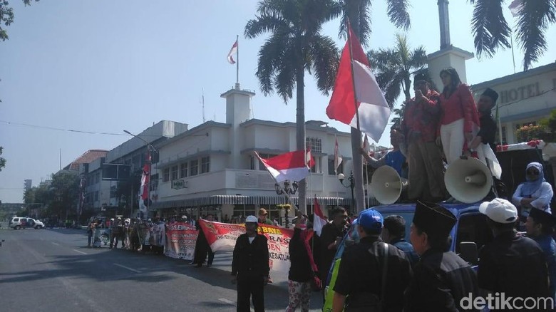 Hotel Ahmad Dhani Menginap Dikepung Massa Tolak #2019GantiPresiden Hotel Ahmad Dhani Menginap Dikepung Massa Tolak #2019GantiPresiden