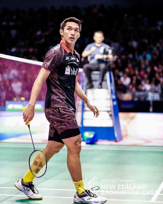 Jonatan Christie sukses mengalahkan atlet Thailand Khosit Phetprada dalam pertandingan badminton tunggal putra yang berlangsung  Sabtu (25/8/2018) di Istora Senayan, Jakarta. Foto: Instagram @jonatanchristieofficial