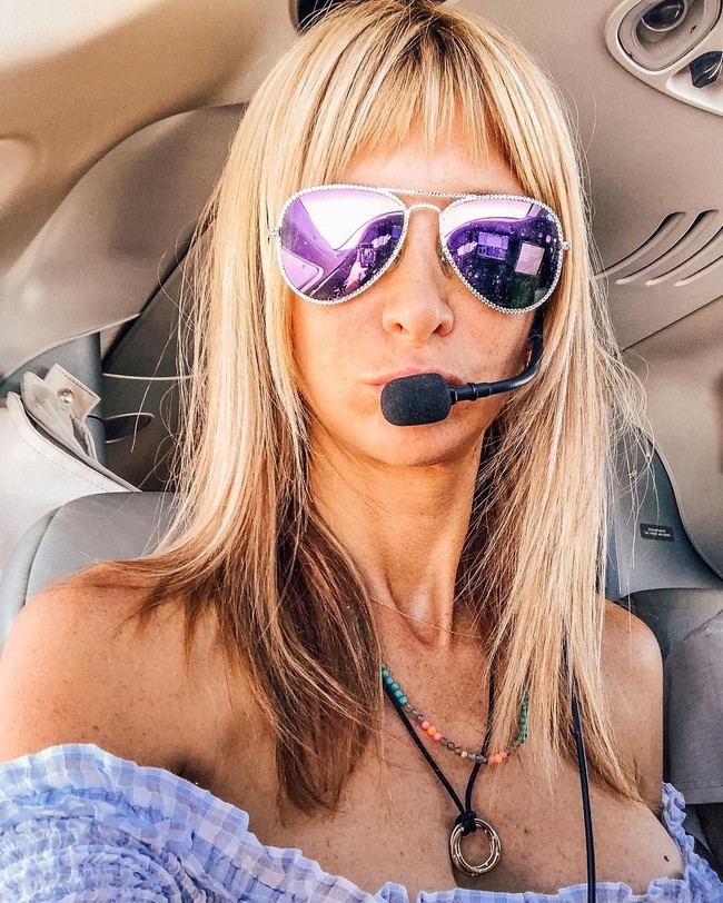 Enam tahun lalu, Cristiana pun belajar menerbangkan pesawat pribadi. Setelah bisa mengemudikan pesawat, wanita 43 tahun tersebut sudah terbang ke 13 negara. Foto: Instagram @blondemuse