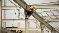 Sejumlah pekerja sedang melakukan pembangunan Jembatan Penyeberangan Multiguna (JPM) antara Stasiun Tanah Abang ke Blok G Pusat pembelanjaan Tanah Abang, Jakarta Pusat, Sabtu (25/8/2018) kemarin.