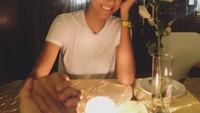 Gimana senyum Anastasia saat dinner romantis? Kira-kira tangan siapa ya yang dipegangnya? Foto: Instagram kykuu