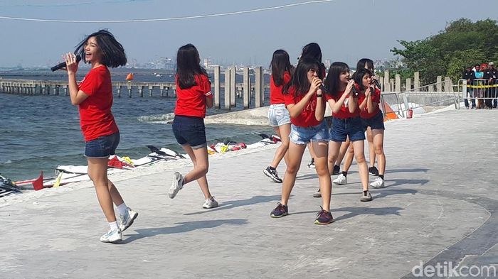 JKT48 menyemangati peserta cabang Jetski Asian Games 2018 (Foto: Mercy Raya/detikSport) JKT48 menyemangati peserta cabang Jetski Asian Games 2018 (Foto: Mercy Raya/detikSport)