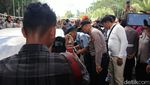 Potret Massa Hadang BMW yang Dinaiki Neno Warisman di Pekanbaru