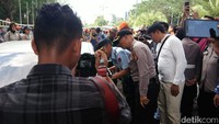 Saat berada dalam mobil itu, Neno sempat mengontak Wakil Ketua DPR Fadli Zon yang berada di Mekah. Neno pun mengirimkan video kepada Fadli yang kemudian diunggah ke twitter. Foto: Chaidir Tanjung/detikcom