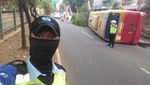 Foto TransJ Terguling karena Tabrak Pohon di Jaksel
