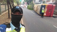 Sopir membuang setir ke samping kiri karena menghindari motor, kemudian menabrak pohon. Pohon pun roboh dan mengenai tiang telepon kemudian oleng ke kanan dan kendaraan terbalik dengan posisi akhir ke dua roda samping kiri di atas. (Dok. Istimewa)