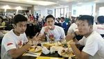 Lolos ke Perempat Final, Ini Pose Jonatan Chirstie Saat Ngopi dan Makan