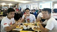 Masih bersama Anthony, Jonatan memilih sarapan nasi goreng dengan telur omelette yang lezat, lengkap dengan kerupuk renyah. Foto: Instagram @jonatanchristieofficial