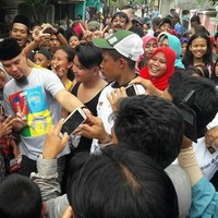 Sebagai anak band, Ahmad Dhani cinta mati pada grup band Queen. Kecintaannya itu pun ditampilkannya pada busananya. Dhani kerap memakai kaus bergambar personel Queen. Salah satunya ketika dia berkampanye di Bekasi. Pentolan Dewa 19 itu memakai kaus abu-abu dengan gambar ilustrasi personel grup band idolanya tersebut. Foto: Dok. Facebook/Instagram Ahmad Dhani