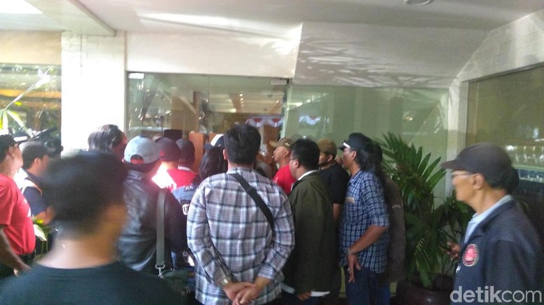 Ahmad Dhani Terus Dikejar Massa Tolak #2019GantiPresiden di Surabaya Ahmad Dhani Terus Dikejar Massa Tolak #2019GantiPresiden di Surabaya