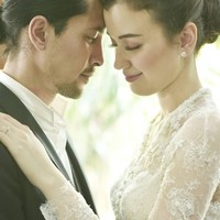 Kimberly Ryder dan Edward Akbar menikah kemarin, Minggu, (26/8/2018) di Jakarta. Keduanya melangsungkan pernikahan yang dilakukan secara tertutup untuk media. Namun potret bahagia dan mesra mereka terlihat dari sejumlah foto yang diunggah di Instagram. Foto: Kimberly Ryder dan Edward Akbar (Instagram THEUPPERMOST)