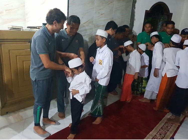 Senyum Luis Milla Saat Bersama Anak-anak