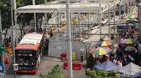 Pembangunan konstruksi jembatan dilakukan dengan sistem knock down, sehingga tidak mengganggu pedagang sekitar.