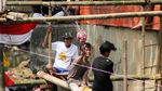 Serunya Lomba Pukul Bantal di Kali Ciliwung