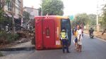 Foto TransJ Terguling karena Tabrak Pohon di Jaksel