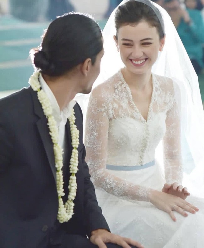 Sedangkan Edward Akbar mengenakan tampak gagah dengan setelan jas dan kalung bunga. Foto: Kimberly Ryder dan Edward Akbar (Instagram THEUPPERMOST)