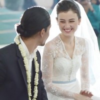 Sedangkan Edward Akbar mengenakan tampak gagah dengan setelan jas dan kalung bunga. Foto: Kimberly Ryder dan Edward Akbar (Instagram THEUPPERMOST)