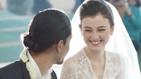 Senyuman bahagia Kimberly Ryder saat akad nikah. Foto: Kimberly Ryder dan Edward Akbar (Instagram THEUPPERMOST)