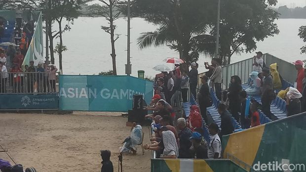 Seruan Ayo Ayo Indonesia di Tengah Hujan Cabang Voli Pantai
